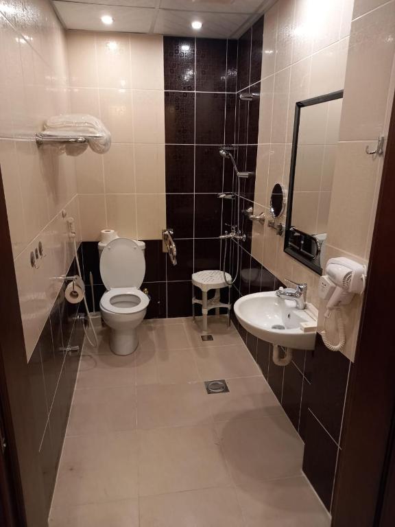 Al Ayniah Hotel Toilet