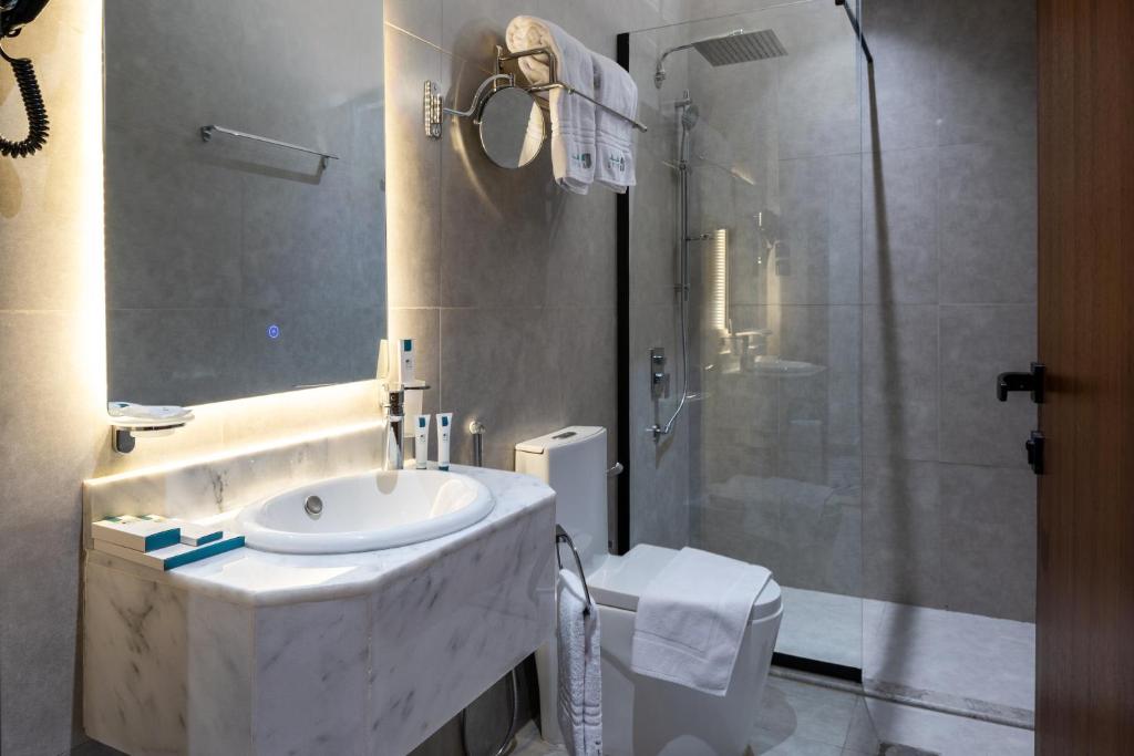 Lafif Hotel Shower