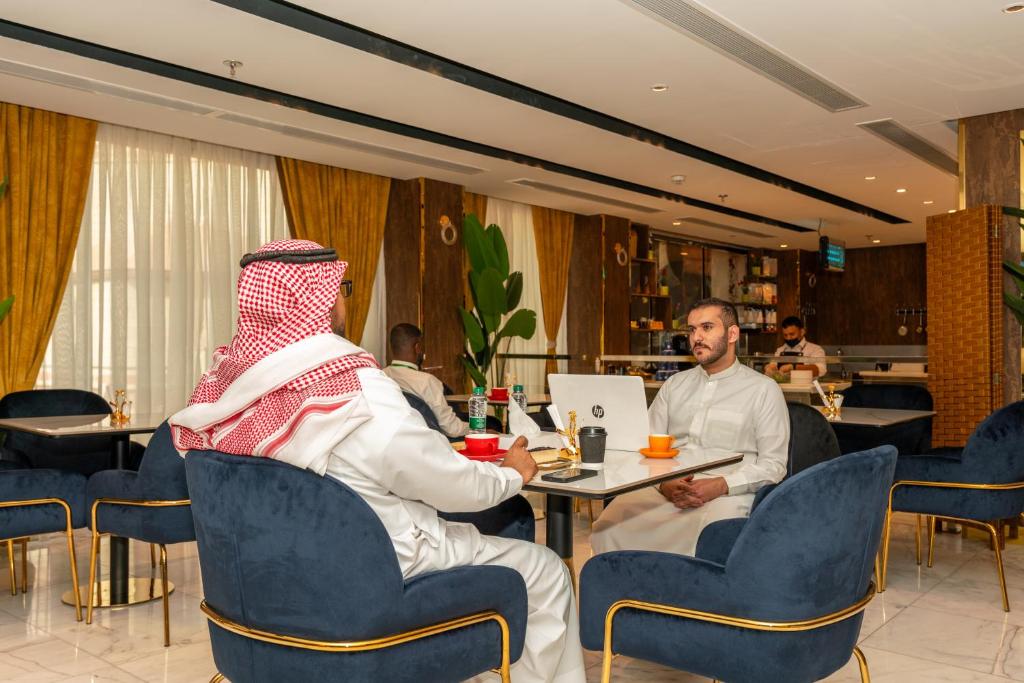 Abraj Almarzam Hotel Dining