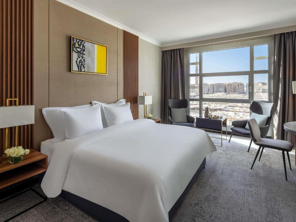 Anwar Al Madina hotel bedroom