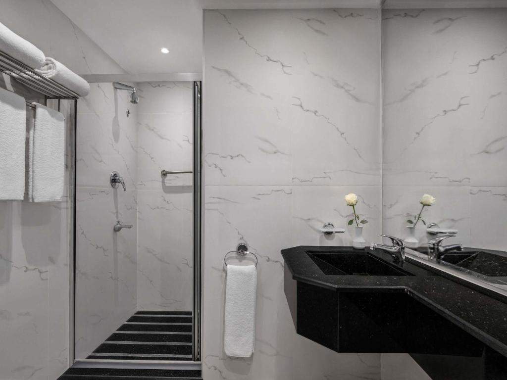Anwar Al Madina hotel shower